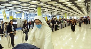 Mascarillas en el aeropuerto de Barajas. Foto: Manuel Engo